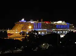 AIDAnova saliendo de noche.