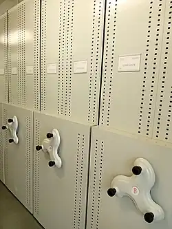 Vista detalle de los armarios compactos manuales del Archivo Intermedio de la Generalidad Valenciana