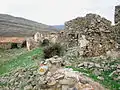 Vista del pueblo en ruinas. Al fondo, la espadaña de la iglesia.