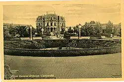 Vista al Palacio Arruabarrena desde la Plaza General Urquiza