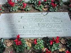 Placa a los pies del monumento.