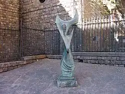 A Margarida Xirgu (1988), de Eudald Serra, plaza Canónigo Colom.