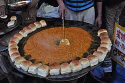 Un puesto callejero de pav bhaji en Chandni Chowk, Delhi