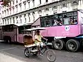 Un "camello" y una bicicleta de taxi (bicitaxi) en Cuba.