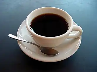 Taza de café negro.