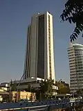 Edificio BDDK (1975) en Ankara, originalmente la sede de Türkiye İş Bankası, diseñado por Ayhan Böke y Yılmaz Sargın.