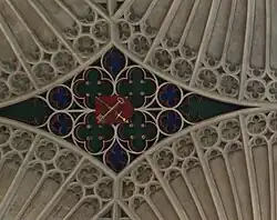 Escudo con los atributos de los santos Pedro y Pablo sobre el altar mayor