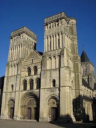 La iglesia de la abadía de la Trinité de Caen muestra el desarrollo de las torres gemelas y la fachada de triple portal