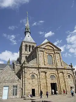 Fachada clásica de la iglesia.