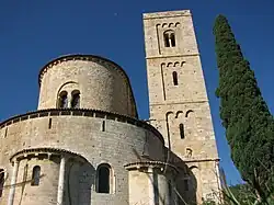El campanil y el ábside actual