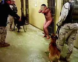 Abusos a un prisionero en el centro de detención de Abu Ghraib, 2004.