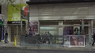 Salida con escalera mecánica