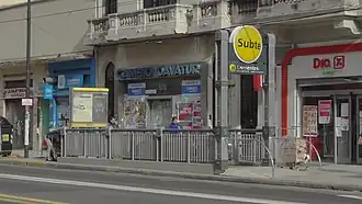 Salida por escalera mecánica sobre Av. Pueyrredón.