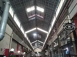 Acceso desde la calle defensa, con orientación al espacio central