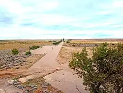 Calle de acceso a la base aeronaval apuntado hacia las vías del ferrocarril.