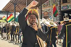 Achus en el Ichapekene Piesta haciendo poses