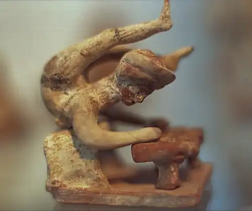 Figurilla de terracota de un acróbata (siglo IV a. C.)