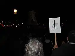 Acróstico "Je suis Charlie" con los nombres de las 12 víctimas.