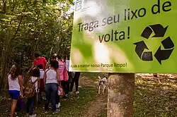 senderismo para escuelas en Duque do Caxias, RJ, Brasil. Traiga sus residuos de vuelta. Leyenda del cartel en parque natural Caxia D´Agua.