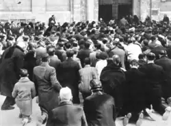 Fieles rezando el rosario en acto de desagravio.