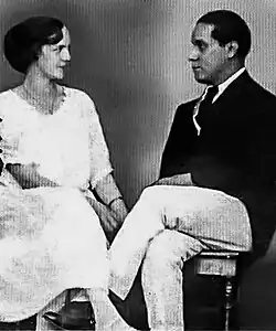 Adalberto Terceros Mendívil y Josefina Banzer Aliaga intercambiando miradas en los festejos de su boda, 22 de octubre de 1922