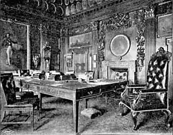 Imagen de la sala de 1895, por Richard V. Hamilton, FSL. Nótese la ausencia de la lámpara de araña sobre la mesa.