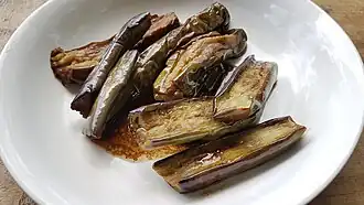 Adobong talong (de berenjena)