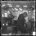 Adolf Henrik Lindstrøm en la cocina en Framheim, en la base de Amundsen en la Antártida durante la expedición al polo sur de 1910–1912.
