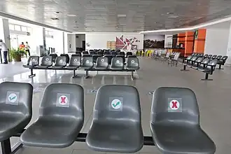 Interior de la sala de espera de las puertas 1 a 4.