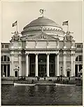 En la parte superior del Edificio Agrícola de la Exposición Mundial Colombina, Chicago, 1893.