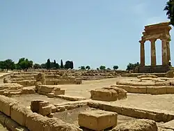 Santuario de las divinidades ctónicas, cerca del templo de los Dioscuros