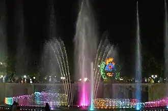 La fuente de aguas danzantes de la Plaza por la noche.