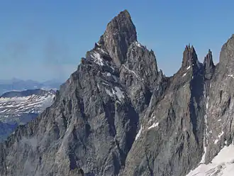 El Aiguille Noire de Peuterey y Les Dames Anglaises vistos desde Pointe Helbronner en julio de 2009.