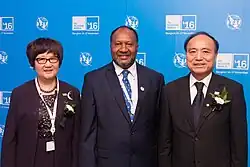 A la izquierda: Aihua Jiang, al centro Charlot Salwai, y a la derecha: Houlin Zhao, Secretario General de la Unión Internacional de Telecomunicaciones en la Telecom World 2016.