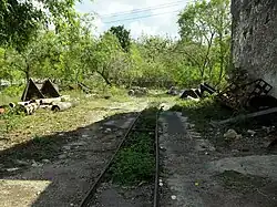 Vía del tren Decauville abandonada de Aké.