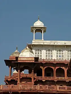 Detalle de una esquina del edificio principal