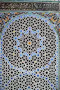 Patrones geométricos en mosaico zellige en la Madrasa de Al-Attarine en Fez (Marruecos) (siglo XIV)