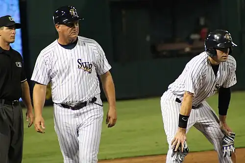 Pedrique como entrenador de 3B de los Scranton/Wilkes-Barre RailRiders de la Triple-A.