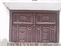 Detalle de puerta de madera labrada
