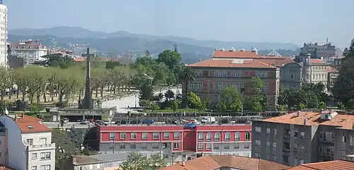 El monumento con la entrada al aparcamiento subterráneo debajo