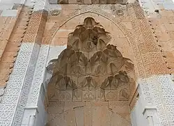 Portal de Muqarnas (parcialmente reconstruido) de Alayhan, posiblemente alrededor de 1190