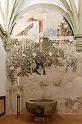 Pila bautismal y frescos de la Capilla de San Juan Bautista.