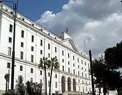 Real Albergo dei Poveri (1751-?), de Ferdinando Fuga, una de las construcciones europeas más grandes del siglo XVIII[27]​