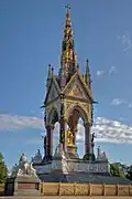 Monumento conmemorativo de época victoriana: Albert Memorial. En su compleja composición escultórica se incluyen elementos decorativos, retratos individuales y de grupo, alegorías, etc.