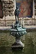 Estatua de Mercurio en un estanque de los jardines del Real Alcázar de Sevilla.