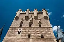 Torre de Juan II del Alcazar de Segovia, cuenta con esgrafiados medievales que con su diseño emulan a la Orden de la Escama