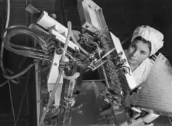 Operaria supervisando una máquina. Alcalá de Henares, 1961 (Archivo Pando del Instituto del Patrimonio Cultural de España