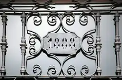 Decoración de una puerta, indicando la fecha del edificio.