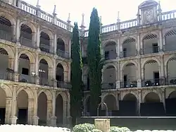 Colegio de San Ildefonso (Alcalá). Hay también un "patio trilingüe" un "patio de filósofos o continos"...