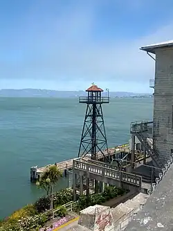 Torre de los guardias del puerto de Alcatraz.